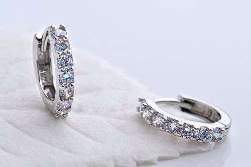 TERRIFIC! ! Hoop Earrings With 7 Simulated Diamonds