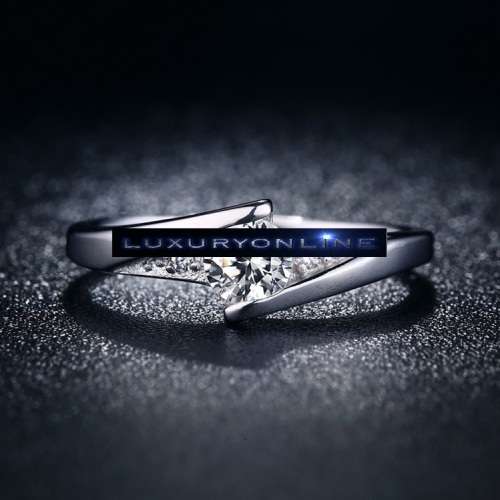 GOREOUS! Ring With Simulated Diamonds Size 6; 7; 8 US