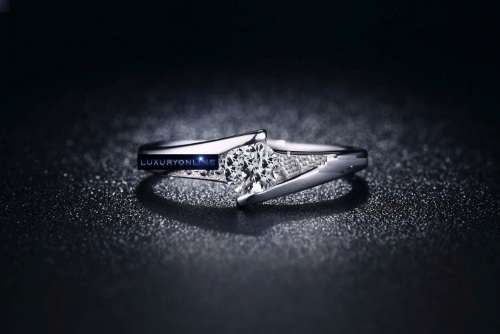 WONDERFUL! Ring With 3 Simulated Diamonds Size 7; 8 US