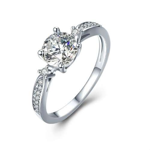 AMAZING! Ring With 0,75ct imulated Diamonds Size 9 US