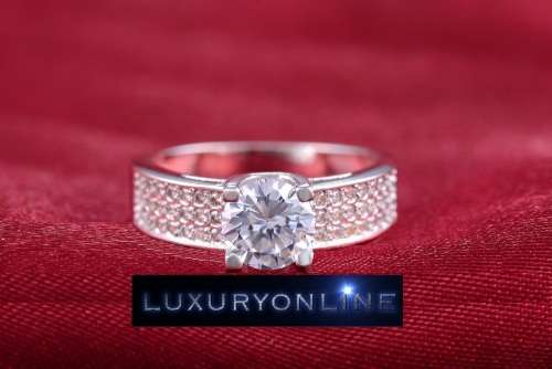 SUPERB! Ring With Simulated Diamonds Size 7 US