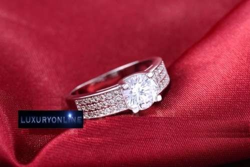 SUPERB! Ring With Simulated Diamonds Size 7 US
