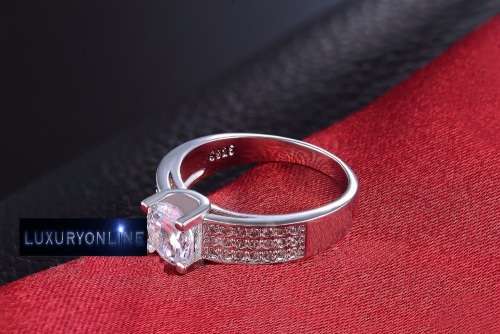 SUPERB! Ring With Simulated Diamonds Size 7 US