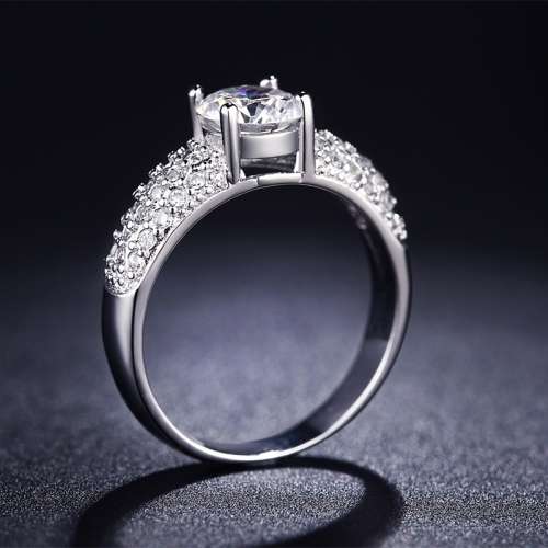 SUPERB! Ring With 35 Simulated Diamonds Size  6; 7; 8 US