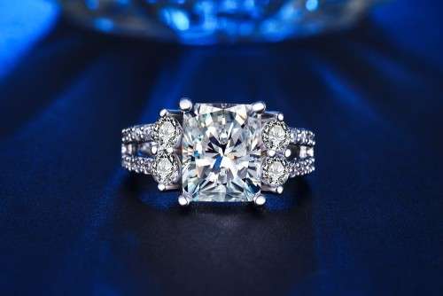 DAZZLING! Ring With 25 Hand Crafted Simulated Diamonds Size 6; 7; 8 US