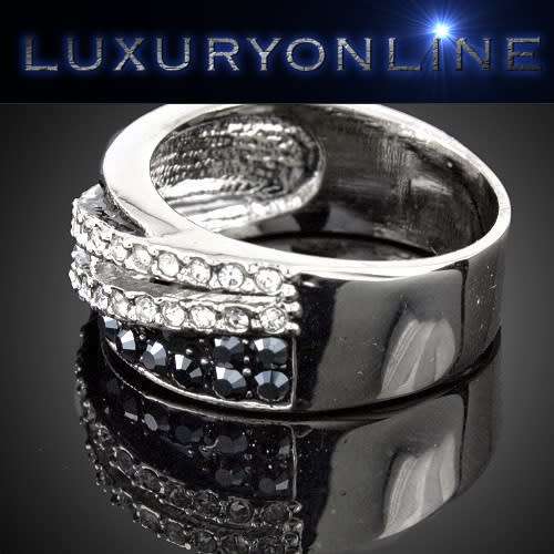 BRILLIANT! Simulated White Diamond And Simulated Black Diamond Ring Size 6; 7 US