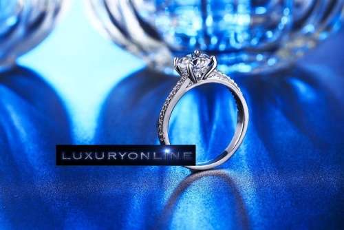 SUPERB! Ring With 25 Simulated Diamonds Size 6; 7; 8; 9 US