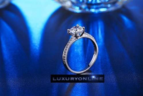 SUPERB! Ring With 25 Simulated Diamonds Size 6; 7; 8; 9 US