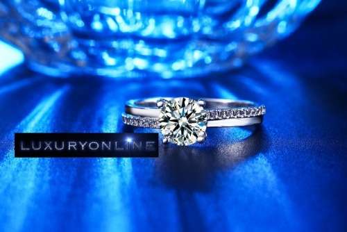 SUPERB! Ring With 25 Simulated Diamonds Size 6; 7; 8; 9 US