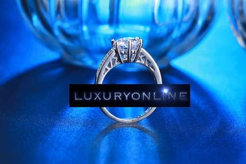 CHARMING!! Ring With 9 Simulated Diamond Size 6; 7; 8 US