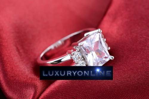 STUNNING! Ring With 5 1,25ct  Simulated Diamonds Size 7 US