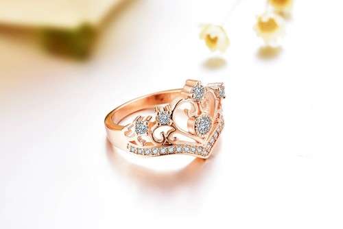 FASCINATING! Tocean Ring With 26 Simulated Diamonds Size 9 US
