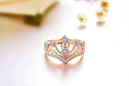 FASCINATING! Tocean Ring With 26 Simulated Diamonds Size 9 US