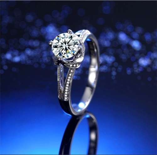 DEVINE!! Ring With 33 1,75ct Simulated Diamond Size 7 US