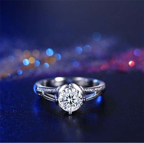 DEVINE!! Ring With 33 1,75ct Simulated Diamond Size 7 US