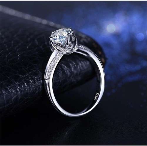 DEVINE!! Ring With 33 1,75ct Simulated Diamond Size 7 US