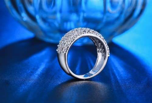 EXQUISITE! 0,75ct Simulated Diamond Ring Size 7 US