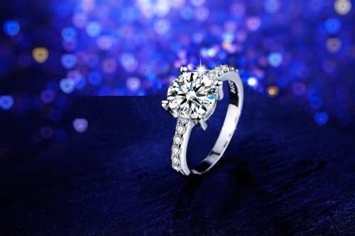 LOVELY! Ring With 35 1,25ct Simulated Diamonds Size 6 US