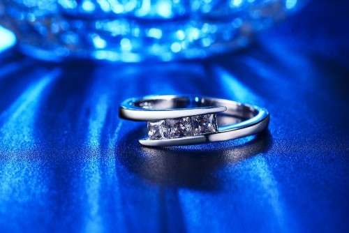 BEAUTIFUL! Ring With 3 1,25ct Simulated Diamonds Size 6; 8 US