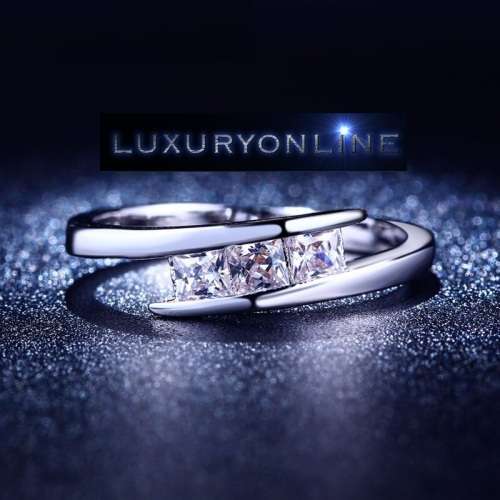 BEAUTIFUL! Ring With 3 1,25ct Simulated Diamonds Size 6; 8 US