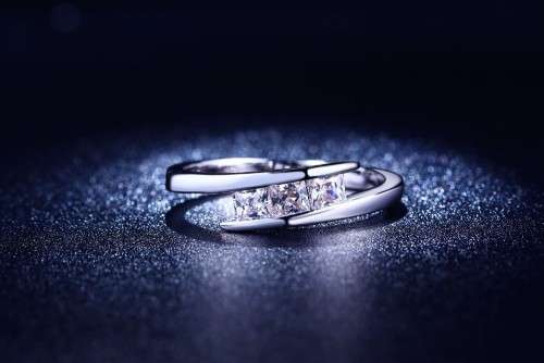 BEAUTIFUL! Ring With 3 1,25ct Simulated Diamonds Size 6; 8 US