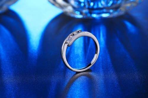 BEAUTIFUL! Ring With 3 1,25ct Simulated Diamonds Size 6; 8 US