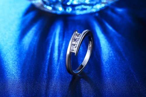 BEAUTIFUL! Ring With 3 1,25ct Simulated Diamonds Size 6; 8 US