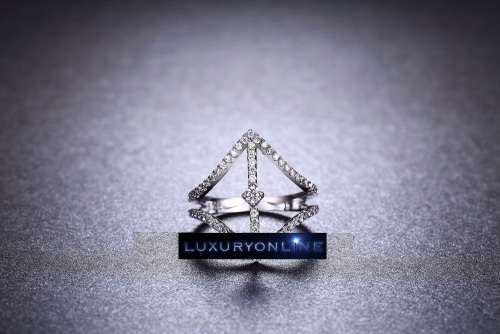 GORGEOUS! Hand Crafted 1,75 Carat Simulated Diamond Ring Size 8 US