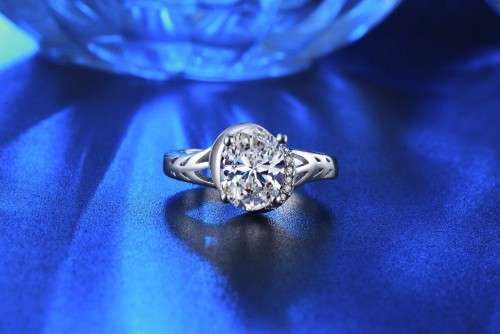 White Gold Filled Ring With 2,00ct Simulated Diamonds