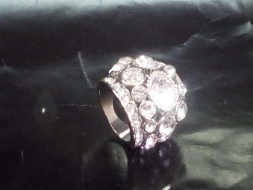 CAPTIVATING! Ring With 52 2,25 Carrot Hand Crafted Simulated Diamonds Size 6 US