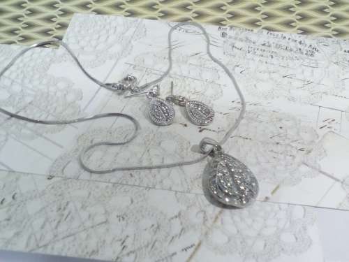 CAPTIVATING! Teardrop Necklace And Earring Set With 1,25 Carat Simulated Diamonds