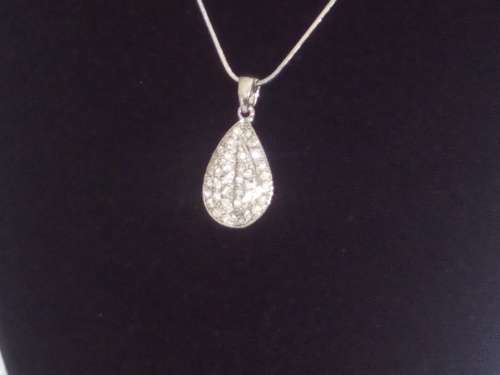 CAPTIVATING! Teardrop Necklace And Earring Set With 1,25 Carat Simulated Diamonds