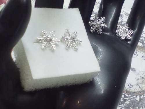 GORGEOUS! 1.25 Carat Simulated Diamond Snow Flake Stud Earrings