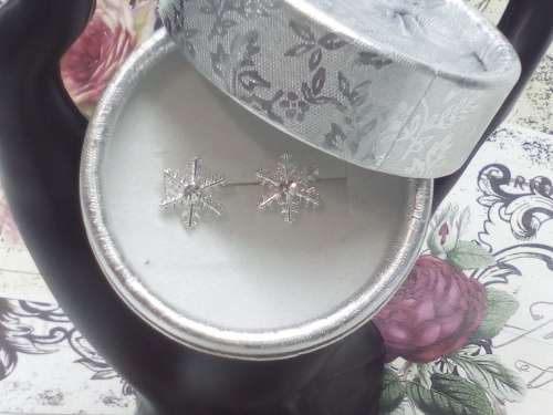 GORGEOUS! 1.25 Carat Simulated Diamond Snow Flake Stud Earrings