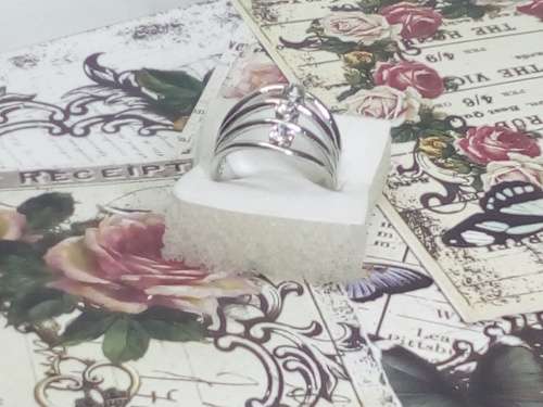 BEAUTIFUL! Ring With 3 1,75 Carat Simulated Diamonds Size 10 US