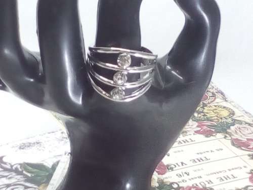 BEAUTIFUL! Ring With 3 1,75 Carat Simulated Diamonds Size 10 US