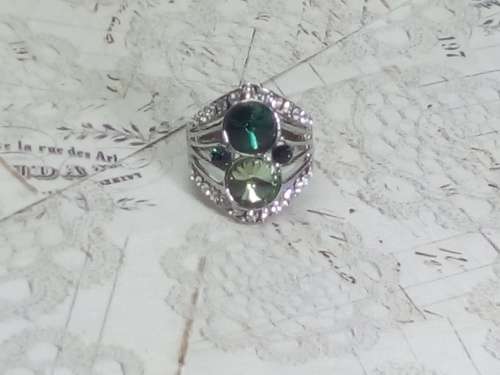 GORGEOUS! Ring With 1,75 Carat Simulated Diamonds, Garnet and Emerald Stones Size 8 US