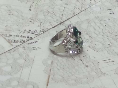 GORGEOUS! Ring With 1,75 Carat Simulated Diamonds, Garnet and Emerald Stones Size 8 US