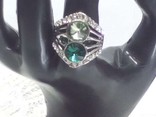 GORGEOUS! Ring With 1,75 Carat Simulated Diamonds, Garnet and Emerald Stones Size 8 US