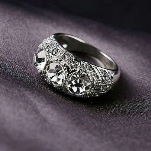 EXQUISITE! 1,75 Carrot Simulated Diamond Ring Size 8 US