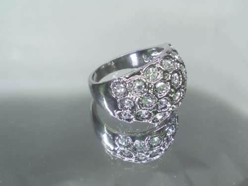 BEAUTIFUL! Ring With Simulated Diamonds Size 9 US