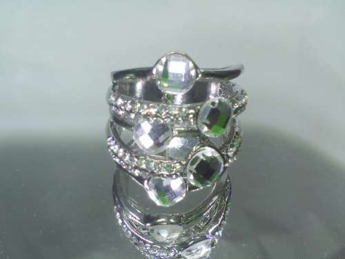 BEAUTIFUL! Ring With 1,75 Carat Simulated White & Blue Diamond Size 8 US