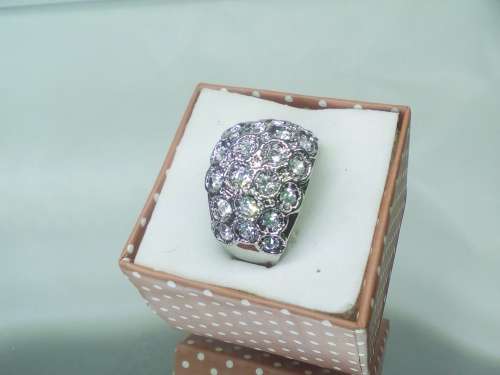 BEAUTIFUL! Ring With Simulated Diamonds Size 9 US