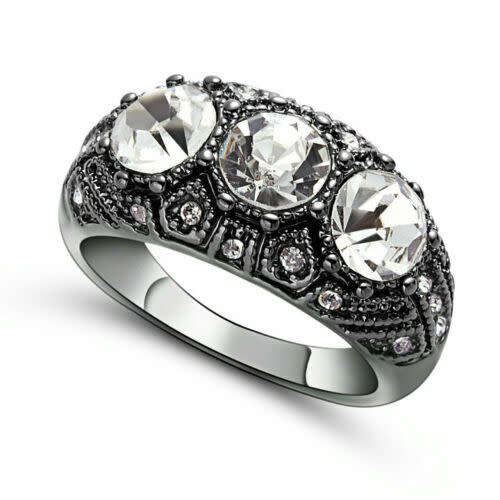 BEAUTIFUL! Ring With Simulated Diamonds Size 8 US