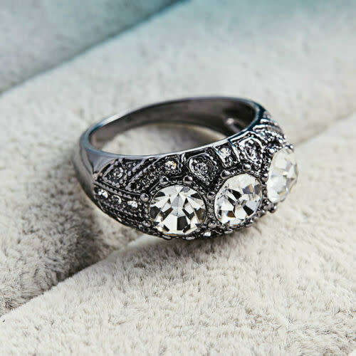 BEAUTIFUL! Ring With Simulated Diamonds Size 8 US
