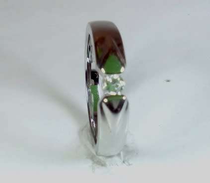 BEAUTIFUL! Ring With 0,75 Carat Simulated Diamond Size 7 US