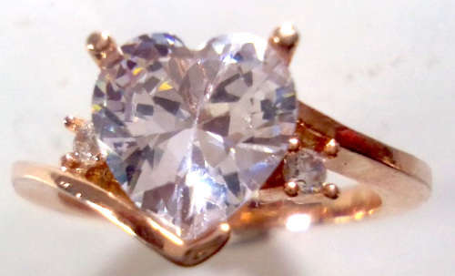 FASCINATING! Tocean Ring With Simulated Diamonds Size 8 US / P / 18