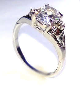 BEAUTIFUL! Ring With 3 1,25 Carat Simulated Diamonds Size 10 US/T