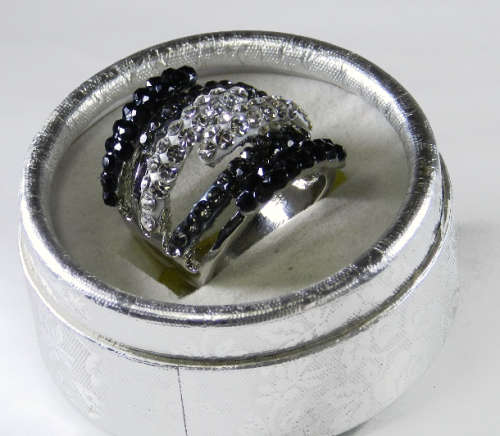 AMAZING! 1,75 Carat Simulated French Lilac Diamonds Size 8 US / P / 18