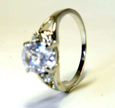 BEAUTIFUL! Ring With 3 1,25 Carat Simulated Diamonds Size 10 US/T